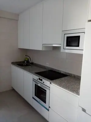 Una cocina o zona de cocina en Casa Julio, bonita casa cómoda y espaciosa, totalmente reformada con terraza y jardin privado