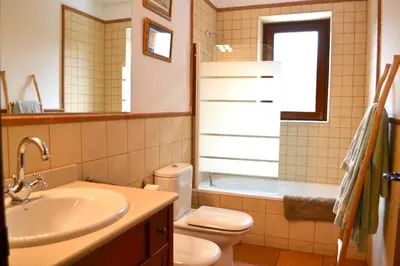 Un baño de Apartament rústic amb llar de foc by RURAL D'ÀNEU