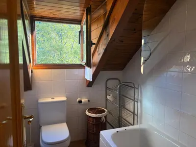 Un baño de Cocina moderna, bajo cubierta rústico- Comodidad máxima - Erta 3