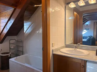 Un baño de Cocina moderna, bajo cubierta rústico- Comodidad máxima - Erta 3