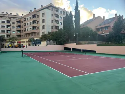 Instalaciones para jugar a tenis o squash en CASA CON PISCINA EN EL CENTRO o alrededores