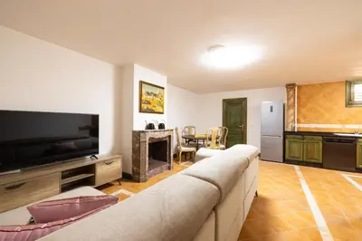 Una cocina o zona de cocina en CASA CON PISCINA EN EL CENTRO
