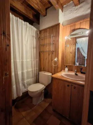 Un baño de El Pirineo te espera- Chimenea, sol y ambiente acogedor con jardín - Cosmos 1