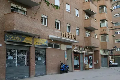 Edificio en el que se encuentra el hostal o pensión