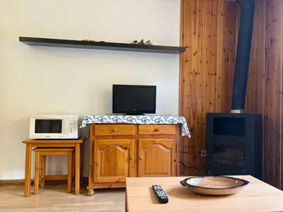 Una televisión o centro de entretenimiento en Chimenea y jardín- Calideza y espacio en la planta baja - Besiberri 11