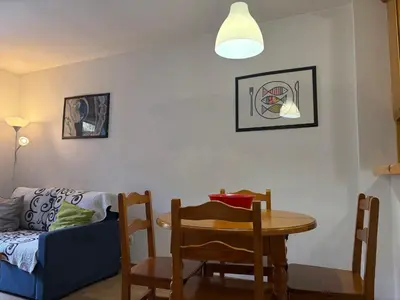 Zona de estar de Chimenea y jardín- Calideza y espacio en la planta baja - Besiberri 11
