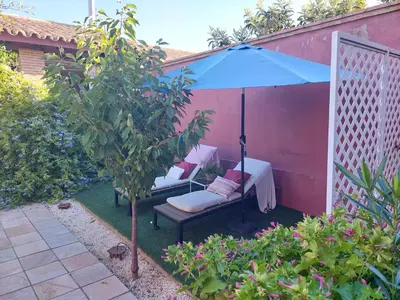 Jardín al aire libre en Casa rural el atardecer