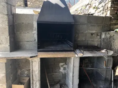 Barbacoa disponible para clientes en el apartamento
