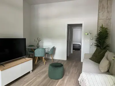 Una televisión o centro de entretenimiento en Loft RioArga. Comodidad y Estiloa a 5 min Centro. Nuevo!!!