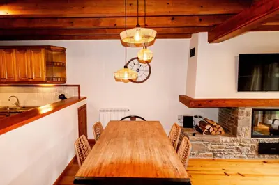 Una cocina o zona de cocina en Espacioso Apartamento con Jardín en Salardú