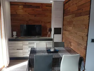 Una televisión o centro de entretenimiento en Apartamentos Confort Formigal 3000
