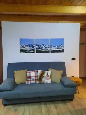 Zona de estar de mcastet, casita aranesa en el valle de aran