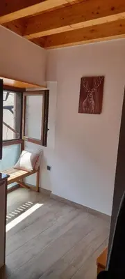 Zona de estar de mcastet, casita aranesa en el valle de aran