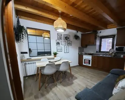 Una cocina o zona de cocina en mcastet, casita aranesa en el valle de aran