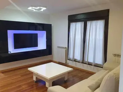 Una televisión o centro de entretenimiento en Centro aparcamiento gratuito al lado del pilar