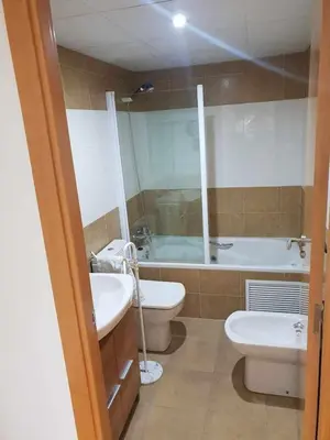 Un baño de Centro aparcamiento gratuito al lado del pilar