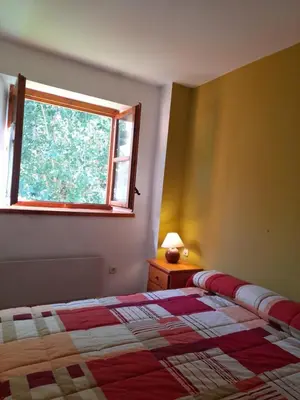 Cama o camas de una habitación en Ambiente de montaña- Chimenea, vistas y jardín- Isard 4