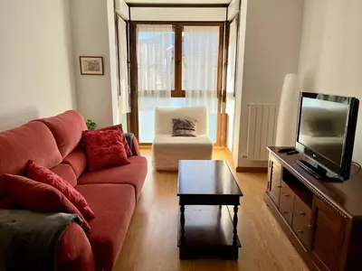 Una televisión o centro de entretenimiento en Apartamento Alma centro Biescas l WIFI l Parking