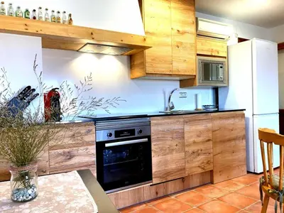 Una cocina o zona de cocina en Quiet apartment in the heart of town with a large terrace l'Abatanador