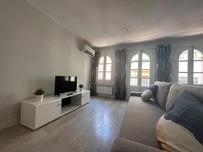 Una televisión o centro de entretenimiento en Apartamentos Dos Torres Sindarin