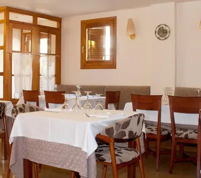Un restaurante o sitio para comer en Hotel-Restaurante Badain