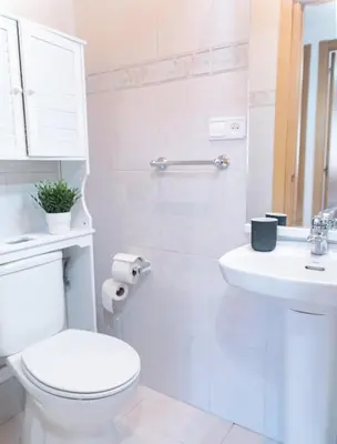 Un baño de Adaptado y cómodo apartamento en Iturrama