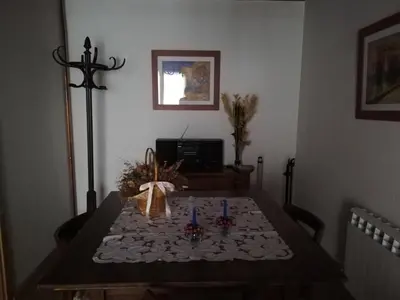 Una televisión o centro de entretenimiento en Pequeño adosado de montaña con terraza