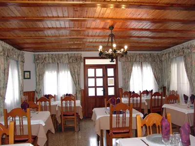 Un restaurante o sitio para comer en Hostal Pirineos Sarvisé