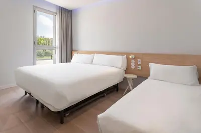 Cama o camas de una habitación en B&B HOTEL Lleida
