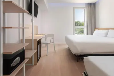 Cama o camas de una habitación en B&B HOTEL Lleida