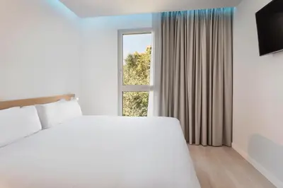 Cama o camas de una habitación en B&B HOTEL Lleida