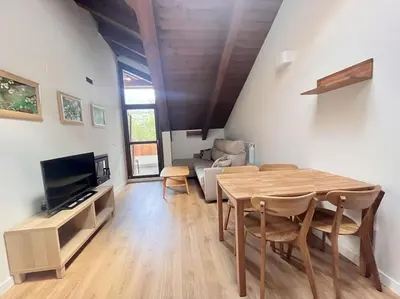 Una televisión o centro de entretenimiento en BPIRINEOS- Aire Pirineos