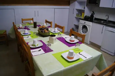 Una cocina o zona de cocina en Hostal Peñacárdena
