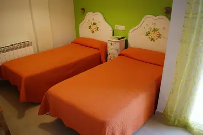 Cama o camas de una habitación en Hostal Peñacárdena