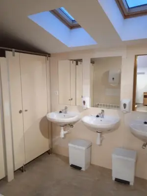 Un baño de Albergue de Maella