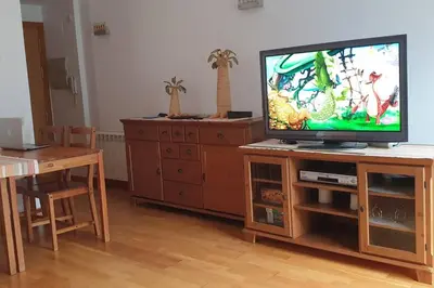 Una televisión o centro de entretenimiento en Acogedora Morada de Montaña