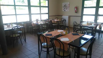 Un restaurante o sitio para comer en Camping Alberg Municipal Tivissa