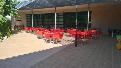 Un restaurante o sitio para comer en Camping Alberg Municipal Tivissa