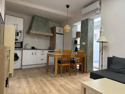 Una cocina o zona de cocina en Dos Torres Tenor Gayarre - Encanto con Balcón Interior