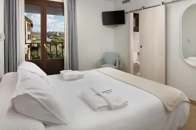 Cama o camas de una habitación en Hotel Vinoteca Alquezar - Adults Only -