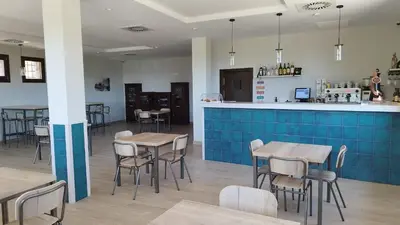 El salón o zona de bar de Hotel Vinoteca Alquezar - Adults Only -