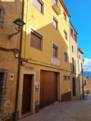 Edificio en el que se encuentra el hostal o pensión