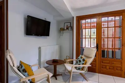 Una televisión o centro de entretenimiento en Casa Feli - APARTAMENTO con JARDÍN PRIVADO en los PIRINEOS
