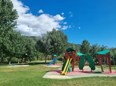 Zona de juegos infantil en Casa Biniu