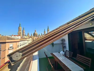 Un balcón o terraza de Dos Torres Ático - Solárium Privado en Calle Alfonso I
