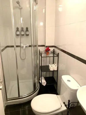 Un baño de Un hogar en el centro con parking gratuito