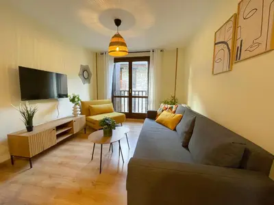 Una televisión o centro de entretenimiento en Apartamentos Escarrilla Suites 3000