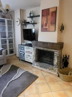 Una televisión o centro de entretenimiento en Acogedor apartamento dúplex Sandiniés