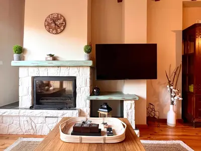 Una televisión o centro de entretenimiento en Apartamento Sol de Espot - L'Amfitriona