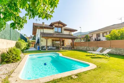 Piscina en o cerca de Acogedora casa rural con jardín próxima a Pamplona